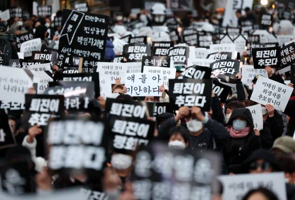 다시 거리로 나온 촛불 - 이태원 압사 참사 국가애도기간의 마지막 날이었던 지난 5일 서울 중구 시청역 일대에서 진보 시민단체 주최로 ‘이태원 참사 희생자 추모 시민촛불’ 모임이 열리고 있다. 참가자들은 이태원 참사 희생자를 추모하고 참사 원인 분석과 책임 규명, 책임자 처벌, 개선 대책 마련 등을 요구하며 참사에 대한 정부의 책임을 강조했다.연합뉴스