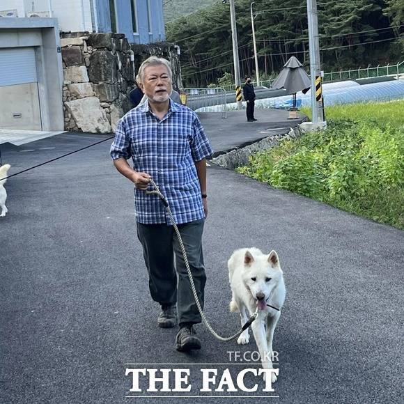 문재인 전 대통령 비서실은 7일 김정은 북한 국무위원장으로부터 선물 받은 풍산개 반환을 둘러싼 논란에 대해 "지금까지의 경과를 보면, 대통령기록관과 행안부의 입장과는 달리 대통령실에서는 풍산개의 관리를 문 전 대통령에게 위탁하는 것에 대해 부정적인 듯"이라고 지적했다. /문재인 전 대통령 페이스북 갈무리