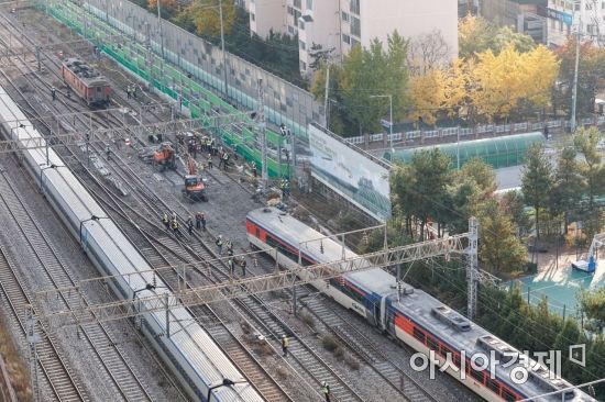 무궁화호 열차 탈선사고가 발생한 가운데 7일 서울 영등포역 인근 철로에서 코레일 긴급 복구반원들이 복구작업을 펼치고 있다./강진형 기자aymsdream@
