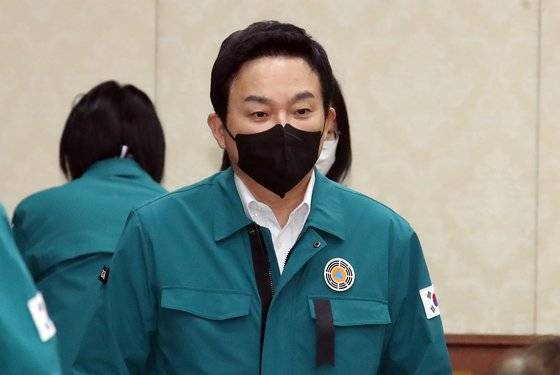 (서울=뉴스1) 김명섭 기자 = 원희룡 국토교통부 장관이 4일 오전 서울 종로구 세종대로 정부서울청사에서 열린 이태원 사고 및 코로나19 중대본 회의에 참석하고 있다. 2022.11.4/뉴스1