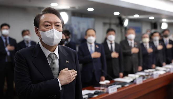 윤석열 대통령이 7일 오전 용산 대통령실 청사에서 열린 국가안전시스템점검회의에서 국기에 대한 경례를 하고 있다. 대통령실사진기자단
