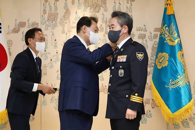 윤석열 대통령이 10일 서울 용산 대통령실 청사에서 열린 윤희근 경찰청장 임명장 수여식에서 계급장을 달아주고 있다. /사진=뉴시스