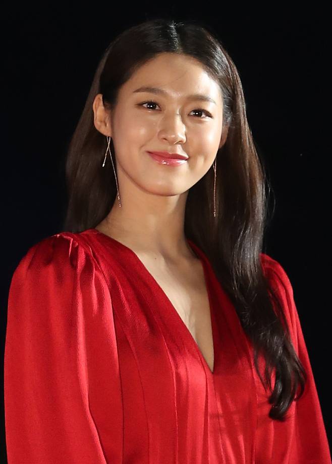 최근 FNC엔터테인먼트와 전속계약을 종료한 AOA 멤버 설현이 첫 공식 일정을 소화했다. 연합뉴스