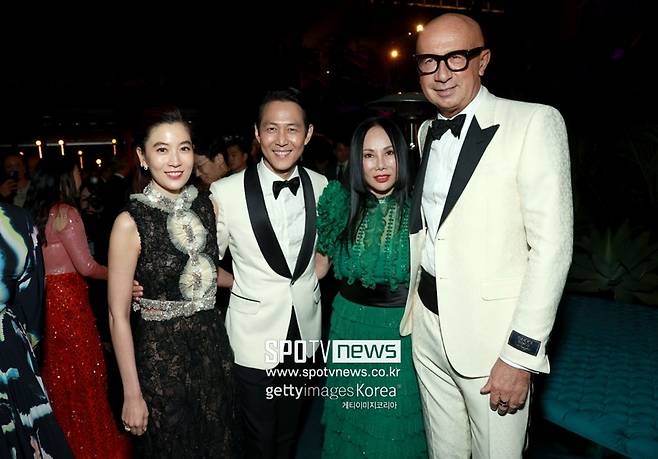 Actor Jang Dong-gun Ko So-young and his wife attended an event in Los Angeles and showed off their unwavering affection.Jang Dong-gun, Ko So-young attended the 11th annual LACMA art film Gala Rizzatto Event at the LACMA in Los Angeles County Museum of Art, California, on Monday.On this day, Jang Dong-gun Ko So-young and his wife stood in a photo wall with their arms folded in a tuxedo and colorful dress, and were baptized with a hot flash.In August, Ko So-youngs jewelery brand launching event was attended by two people for a long time, but it was rarely caught together in overseas events.Last year, Lee Jung-jae Im Se-ryung couples attended the event and focused their attention.Lee Jung-jae and Im Se-ryung, vice chairman of the target group, have been firmly in love for eight years, acknowledging the fact that they have been dating since January 2015.In September, Lee Jung-jae appeared at the 74th Prime Ministers Award ceremony, which was the first Korean actor to win the Best Actor Award.The LACMA Art Film Gala Rizzatto is an annual event to raise money for an operating fund to expand the film program.It was co-chaired in 2011 by Eva Chow, director of the Los Angeles County Museum of Art, who is considered a prominent cultural figure in Los Angeles, and Hollywood actor Leonardo DiCaprio; it has been consistently sponsored by Italian brand Gucci.Every year, a person who contributed to cultural development was selected and awarded. This year, Park Chan-wook, the director of break-up, was selected as the winner and collected more eye-catching.Hollywood stars attended the art film Gala Rizzatto, and in addition to the Jang Dong-gun Ko So-young couple, Park Chan-wook, the winner, and Park Hae-il, the main character of Break Up, as well as Korean stars such as Lee Byung-hun, Jo In-sung, Black Pink Rose and Park Si-yeon also attended the event.Ko So-young, Jang Dong-gun is married in 2010 and has one male and one female.Jang Dong-gun resumed broadcasting earlier this year with TV Chosuns Jang Dong-guns Back to the Books Season 2 and is preparing to return to the screen with director Huh Jin-hos film The Dinner (working title).Ko So-young recently launched a jewelery brand and expanded into a business.I would like to express my sincere condolences to those who died in the Itaewon disaster.