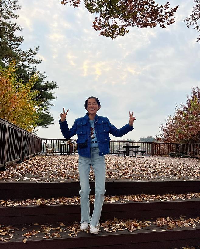 Kim Na-young enjoys fall date with sonKim Na-young posted a photo on the 7th, I am in the fall of Shin-Urayasu Station. Do you know that if you catch falling leaves, Hope will be done?Kim Na-young is staring at the camera and smiling. Kim Na-young is posing on an outdoor staircase with fallen leaves.Kim Na-young completed her lovely look with a blue-colored jacket, denim pants and sneakers. Kim Na-young spent a relaxing time enjoying her first son Shin-Urayasu Station.Shin-Urayasu Stations affectionate gaze toward her mother captivated the viewers.On the other hand, Kim Na-young has Shin-Urayasu Station, Lee Jun-kun, and is in public devotion with singer and painter Maikyu.Kim Na-young is appearing on MBCs Dads Across the Water.Photo by Kim Na-young