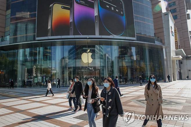 마스크를 쓴 중국 베이징 시민들이 애플 스토어 앞을 지나가는 모습(기사와 직접 관련 없음) [EPA 연합뉴스 자료사진. 재판매 및 DB 금지]