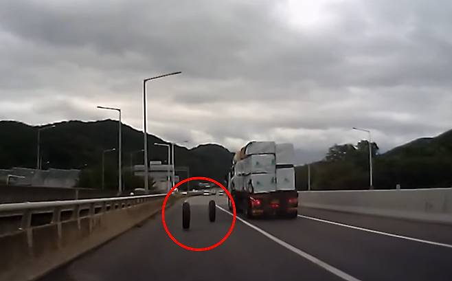 지난 9월3일 오후 12시쯤 강원 원주 방향으로 가는 중앙고속도로 상행선에서 2차선을 달리던 한 화물차의 바퀴 2개가 빠지는 일이 발생했다./사진='한문철TV'