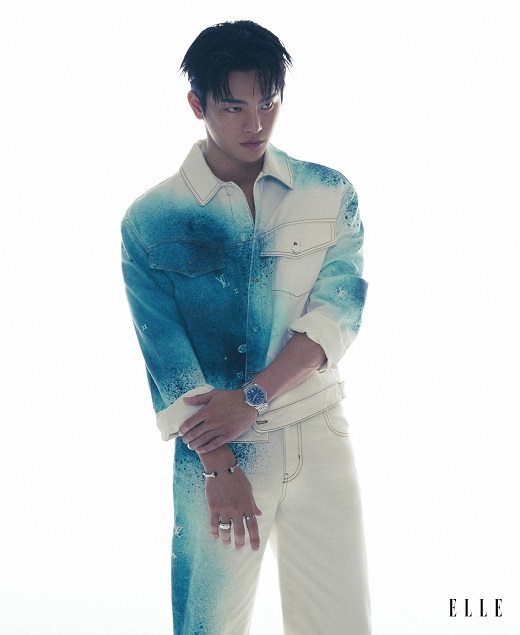Actor Seo In-guk graced the cover of the magazine.On the 8th, Story Jay Company has released several cover and pictorial A cuts of Seo In-guk with fashion magazine Elle Singapore.In the photo, Seo In-guk is staring at the camera wearing a blue knit. His perfect appearance of various colorful accessories such as watches, bracelets and rings captures the attention of viewers at once.In the following photo, Seo In-guk presents a variety of charms with a lime-colored see-through knit, a black turtleneck, a leather jump suit and a denim set-up.Especially, the intense eyes that seem to penetrate the camera every cut make the chic and sexy mood of the picture even more outstanding.In an interview after the photo shoot, Seo In-guk said, To be honest, its still a long way off. Im going to talk until I die. Theres so much to talk about.Not only did he express his passion as an artist, but he also expressed his desire to be remembered as a new, funny and delightful artist.Meanwhile, more pictures and interviews of Seo In-guk can be found in the November issue of Elle Singapore.