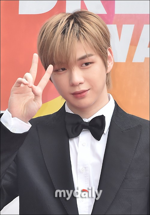 It is unnecessarily uniform. Kang Daniel, who has been making rash words and phrases since debut and repeating the same mistake, has become the Icon of Run the client .Kang Daniel made a speech to cheer on competitor Bs products, not sponsor A, who produced and supported the program on the cable channel Mnet Streetman Fighter, which was broadcast live on the night of the 8th.During the closing, he said, Ill say hello to the advertisers, and suddenly exclaimed, OOO (Company B) is delicious. Its a joke. Yes, half of it is true.Kang Daniel seemed to be confused for a moment because the heat on the scene was so hot. It was a mistake to misrepresent Brand. Im sorry to viewers and advertisers, the agency said in an official apology.He explained that he was confused, but there were many online suspicions that he was trying to fix the sponsor because he had lost credibility and authenticity as an MC as he had been controversial with Run the client just a few months ago.I made the worst mistake of doubting the quality of the host during the live broadcast, but it is not surprising to look back at Kang Daniels controversial history.Back in the past, Mnet Produce 101 Season 2 appeared in 2017, which was before the official debut, and caused controversy about cheating by inducing fans to vote for their favorite contest using SNS introduction.In the end, Kang Daniel apologized, I will think about it more and act. Im sorry, and turned the social network service into private.Even after debuting to the Wanna One Center with the One Pick of the national producer, the entertainment industry was turned upside down by blatantly expressing complaints about settlement among online live broadcasts.Kang Daniel, who has no intention of losing like this, is on a regular basis with rash words and phrases. Even to fans who want to walk only the flower road, he says,It is bitter because there is only Run the client road which should not be crossed.