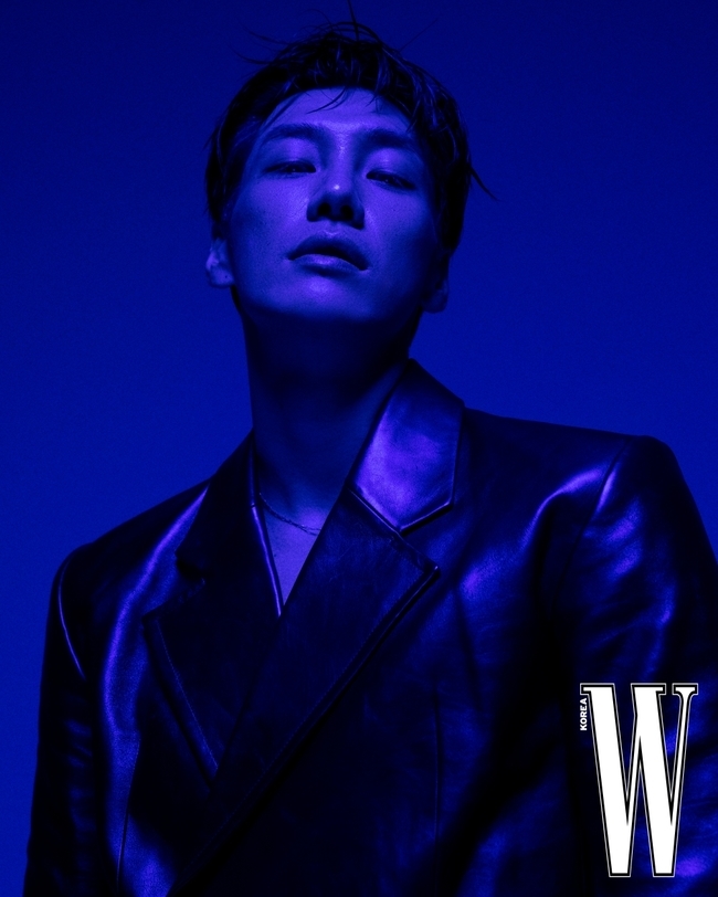 Kim Young-kwang exuded decadence.Actor Kim Young-kwang agency Wide S Company released a picture of W pictorial behind on November 9th.In the open photo, Kim Young-kwang showed his deadly eyes with his own aura. Kim Young-kwang snatched his girlfriend with a decadent maze that was restrained as if showing the charm full of inner.Kim Young-kwang became Jung Ji-woos persona through  ⁇ Thumb body ⁇ . ⁇ Thumb body  ⁇  is a Netflix series that depicts the story of a murder case involving a social connecting app Thumb body and the story of a developer island and friends around her intertwined with a questionable person Yoon Oh.Kim Young-kwang will show a new look of inner through  ⁇ Thumb body ⁇ .Kim Young-kwang said in an interview that he was glad to be able to keep his promise that he wanted to show a variety of things, and I was very curious about how Jung Ji-woo would use me.I also wondered what viewers would say after the series ended.