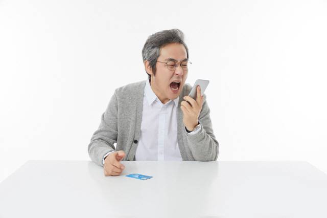 기억력 저하 외에도 성격·행동이 갑자기 변하거나. 행동이 느려지거나 하는 등 평소와 다른 모습이 나타난다면 치매가 진행되고 있다는 신호일 수 있다./사진=클립아트코리아