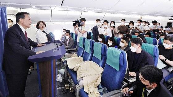 윤석열 대통령이 지난 6월 30일(현지시간) 스페인 마드리드에서 성남공항으로 돌아오는 공군 1호기 기내에서 기자 간담회를 진행하고 있다. 대통령실사진기자단