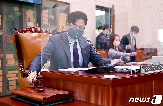 27일 서울 여의도 국회에서 열린 문화체육관광위원회 전체회의에서 홍익표 위원장이 의사봉을 두드리고 있다. (공동취재) 2022.9.27/뉴스1 ⓒ News1 허경 기자