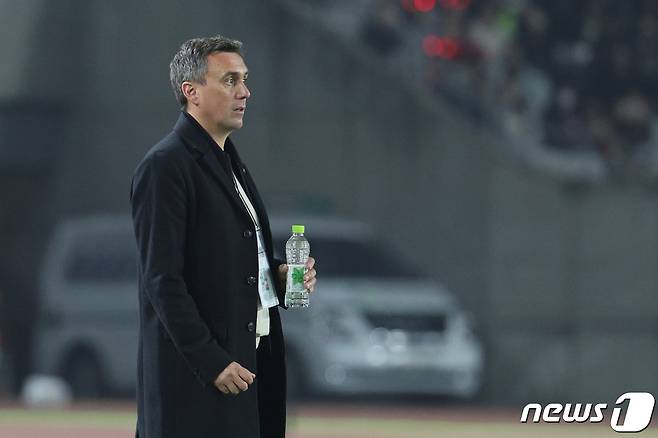 아르나르 비다르손 아이슬란드 감독이 11일 오후 경기 화성시 화성종합경기타운 주경기장에서 열린 대한민국과의 친선경기에서 선수들을 바라보고 있다. 2022.11.11/뉴스1 ⓒ News1 이광호 기자