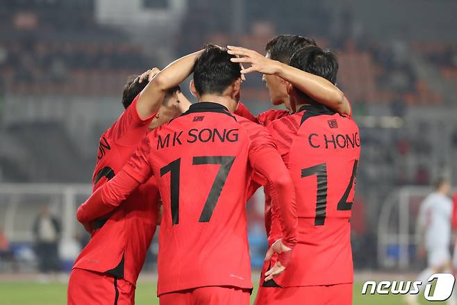 송민규가 11일 오후 경기 화성시 화성종합경기타운 주경기장에서 열린 축구 국가대표팀 친선전 대한민국과 아이슬란드의 경기 전반 선제골을 넣은 뒤 동료들과 기뻐하고 있다. 2022.11.11/뉴스1 ⓒ News1 김민지 기자