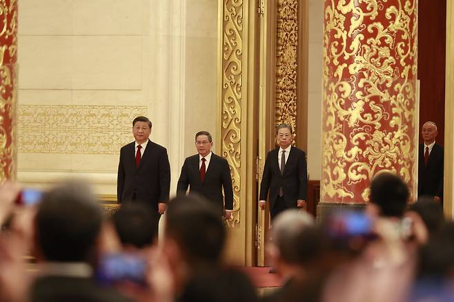 시진핑 중국 국가주석이 지난달 23일 공산당 총서기 및 정치국 상무위원회(상무위) 구성원을 뽑는 당 20기 중앙위원회 1차 전체회의(1중전회)를 마친 뒤, 베이징 인민대회당에서 열린 신임 상무위 기자회견장에 리창(왼쪽 두 번째) 등 새 최고지도부와 함께 입장하고 있다. /연합뉴스