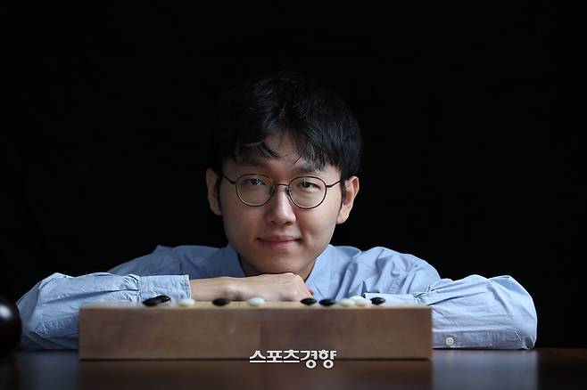 한국 바둑의 최강자 신진서 9단이 9일 한국기원에서 스포츠경향과 인터뷰한 뒤 포즈를 취하고 있다. 정지윤 선임기자