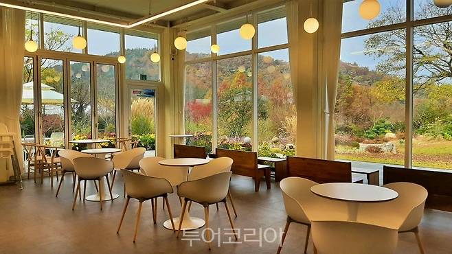 해남 문가든 카페에서 흑석산과 오류제 등 주변 풍광을 즐길 수 있다.