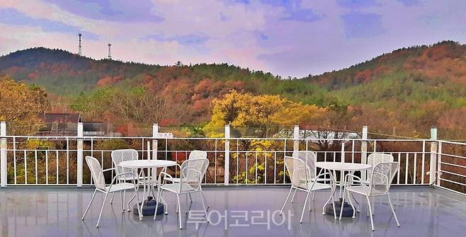 해남 문가든 카페에서 흑석산과 오류제 등 주변 풍광을 즐길 수 있다.