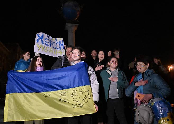 11일(현지 시각) 우크라이나 키이우에서 시민들이 모여 헤르손 탈환을 축하하고 있다. /AFP 연합뉴스