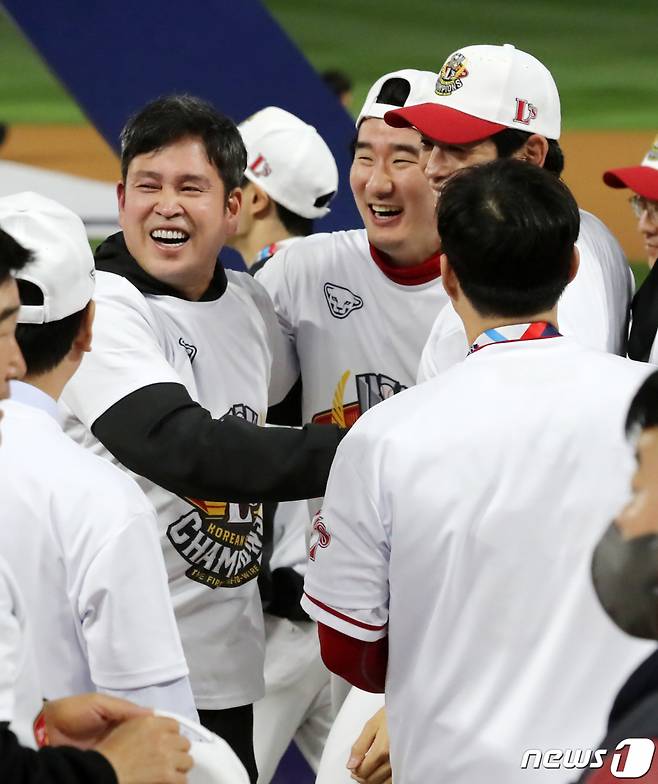 (인천=뉴스1) 김진환 기자 = 8일 오후 인천시 미추홀구 SSG 랜더스필드에서 열린 프로야구 '2022 신한은행 SOL KBO 포스트시즌' 한국시리즈 6차전 키움 히어로즈와 SSG 랜더스의 경기에서 4대3으로 승리하며 우승을 차지한 정용진 SSG 구단주와 오태곤, 이태양과 기쁨을 나누고 있다. 2022.11.8/뉴스1 Copyright (C) 뉴스1. All rights reserved. 무단 전재 및 재배포 금지.