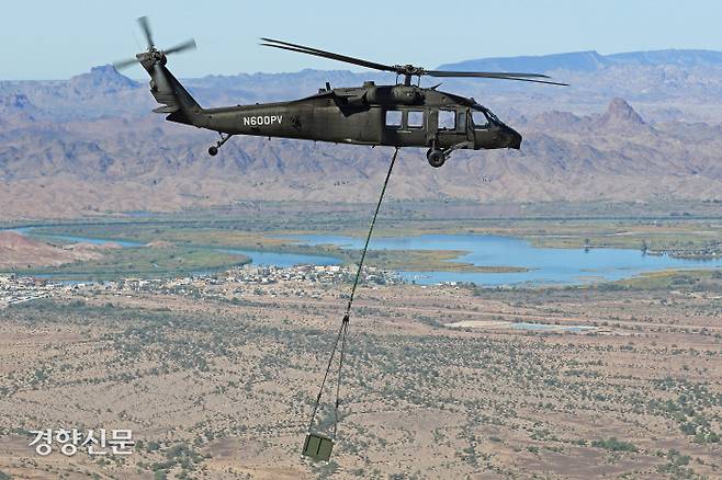 미국 육군의 수송헬기 ‘블랙호크’가 자율비행 시스템에 의지해 화물을 옮기고 있다. 조종석은 물론 기내 전체에 사람이 타지 않는다. 미국 방위산업체 록히드 마틴과 미 국방부 산하 방위고등연구계획국(DARPA)은 지난달 다양한 임무를 가정한 3차례의 자율비행 시험이 성공했다는 사실을 이달 초 공개했다. 록히드 마틴 제공