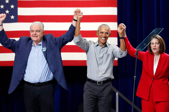 미국 중간선거를 앞둔 지난 1일(현지시간) 버락 오바마(가운데) 전 미국 대통령과 스티브 시설랙(왼쪽) 네바다 주지사, 캐서린 콜테즈 매스토(오른쪽) 미국 상원의원이 선거 유세를 벌이고 있다. 2022.11.1. AFP 연합뉴스