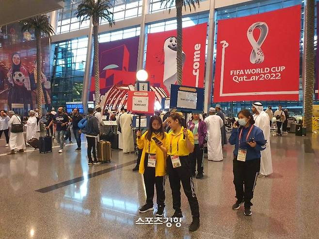 월드컵 배너가 걸려있는 카타르 도하의 하마드 국제공항. 도하 | 윤은용 기자
