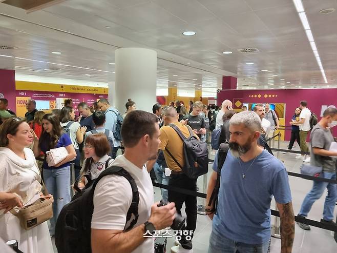 14일 카타르 월드컵 메인미디어센터에 AD카드를 받기 위해 각국 취재진이 길게 줄을 서 기다리고 있다. 도하 | 윤은용 기자