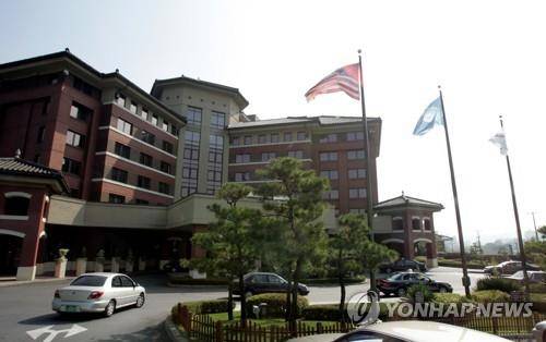 미8군 드래곤 힐 호텔 용산공원과 관련 정부와 서울시의 입장이 대립하고 있는 가운데 용산기지 반환에서 제외되는 드래곤 힐 호텔 전경./한상균/사회/2006.10.10 (서울=연합뉴스)
xyz@yna.co.kr
<저작권자 ⓒ 2006 연 합 뉴 스. 무단전재-재배포 금지.>