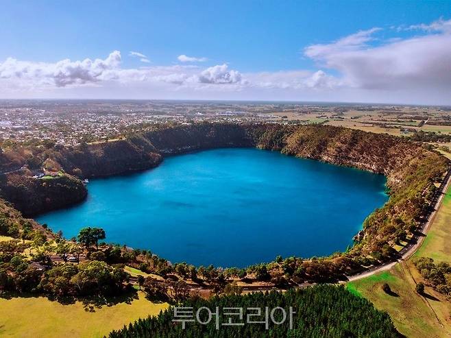 마운트 비어 라임스톤 코스트의 '블루 레이크' /사진-남호주 관광청, 잭슨 포일(Jaxon Foale))