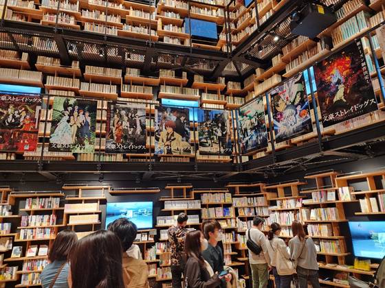 서적 3만권으로 채운 책장 극장. 유주현 기자