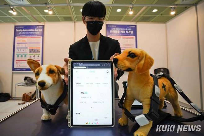 16일 오후 서울 강남구 코엑스에서 열린 대한민국 지식재산대전에서 한 업체 관계자가 IoT와 연동된 반려동물 케어 시스템을 선보이고 있다. 제품은 북부둘레 측정을 통한 건강관리, 위치정보를 통한 반려동물 찾기, 딥러닝을 통한 행동패턴 분석 및 건강 정보 수집이 가능하다.