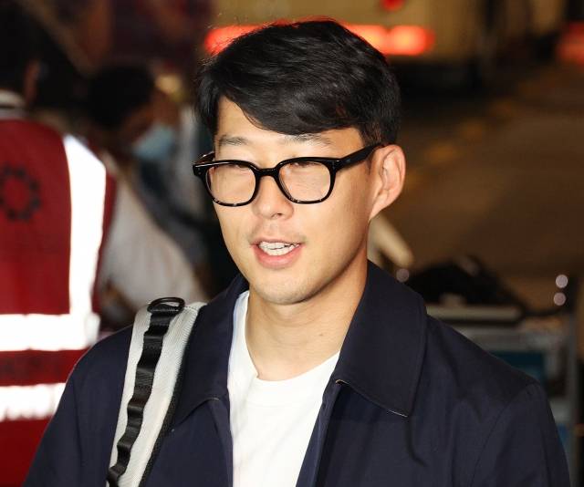 16일(현지시간) 카타르 도하 하마드 국제공항을 통해 입국한 2022 카타르 월드컵 대한민국 축구대표팀 손흥민의 왼쪽 얼굴에 붓기가 아직 남아 있다. 연합뉴스