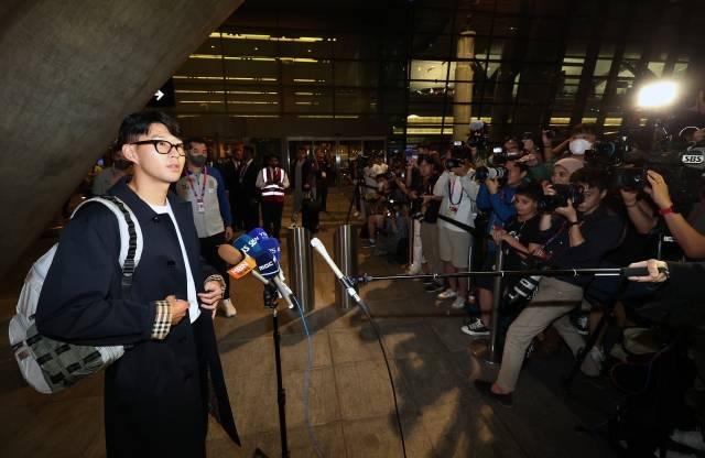 2022 카타르 월드컵에 출전하는 손흥민이 16일 오전(현지시간) 카타르 도하 하마드 국제공항으로 입국하고 있다. 연합뉴스