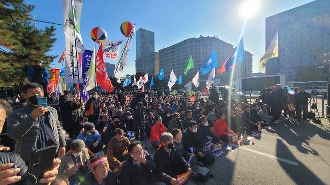 16일 오후 2시쯤 서울 여의도 국회 앞. 전국농민회총연맹 등 8개 농민 단체가 '윤석열정부 농정규탄 전국농민대회'를 연 모습./사진=김도균 기자