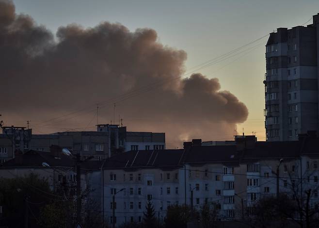 15일(현지시간) 러시아가 우크라이나 주요 도시에 대한 공습을 재개한 가운데, 공격을 받은 리비브에서 연기가 피어오르고 있다. AP는 러시아의 미사일 중 2발이 폴란드에 떨어져 2명이 사망했다고 보도했다. [로이터]