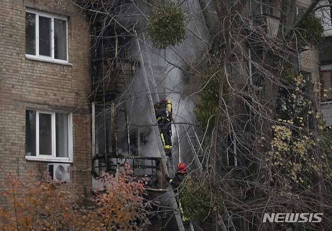 [키이우=AP/뉴시스] 러시아의 미사일이 키이우 시내 주택가에 떨어져 화재가 발생했다. 키이우시는 이번 공격으로 1명의 사망자가 발생했다고 밝혔다. 소방관들이 화재 진압과 인명 구조에 나서고 있다. 2022.11.15.