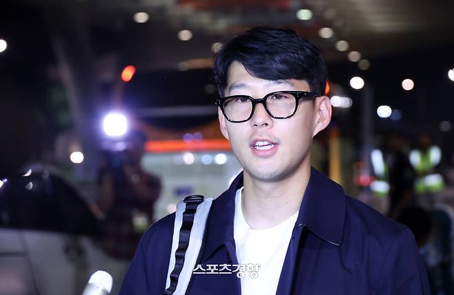 2022 카타르 월드컵에 출전하는 대한민국 축구대표팀 손흥민이 16일(현지시간) 카타르 도하 하마드 국제공항을 통해 입국한 뒤 소감을 밝히고 있다. 도하|권도현 기자