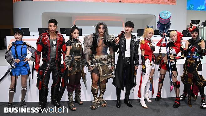 17일 부산 해운대구 우동 벡스코에서 열린 국제게임전시회 '지스타 2022' 넷마블 부스에서 코스프레를 한 모델들이 포즈를 취하고 있다./부산=이명근 기자 qwe123@