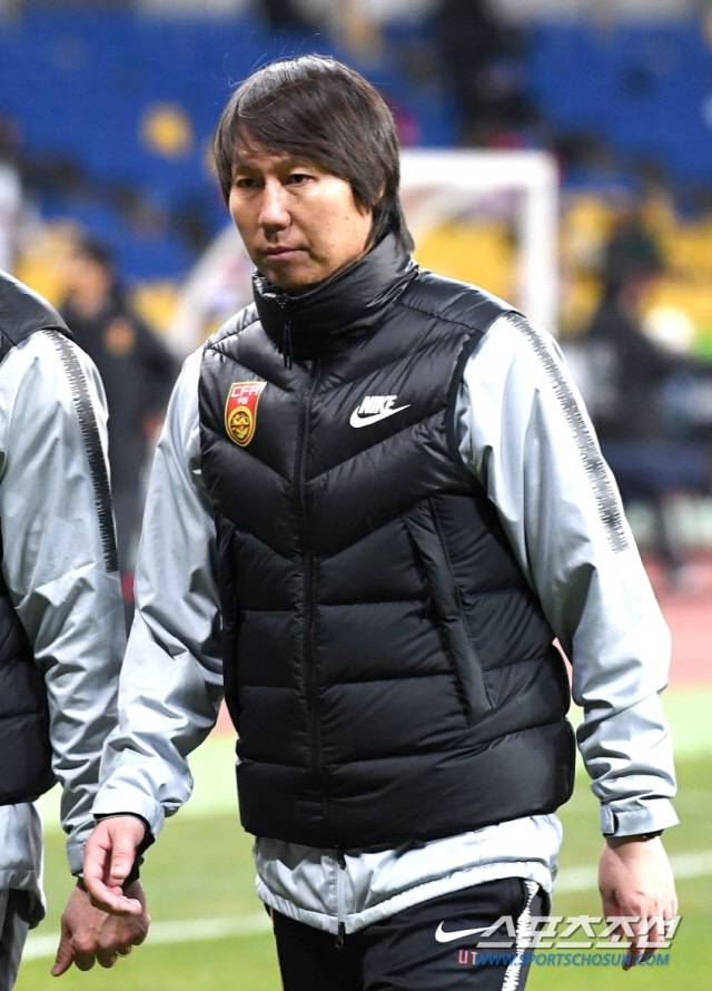 18일 오후 부산 아시아드 주경기장에서 '2019 EAFF E-1 챔피언십(동아시안컵)' 중국과 홍콩의 경기가 열렸다. 중국이 홍콩에 2대0 승리했다. 경기 종료 후 리티에 중국 축구 국가대표팀 감독대행이 그라운드를 나서고 있다. 부산=송정헌 기자 songs@sportschosun.com/2019.12.18/