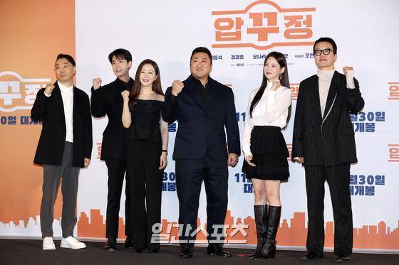 임진순 감독, 배우 정경호, 오나라, 마동석, 오연서, 최병모(왼쪽부터)가 17일 오전 서울 용산구 CGV아이파크몰에서 진행된 영화 '압꾸정' 제작보고회에 참석해 포토타임을 갖고 있다. '압꾸정'은 샘솟는 사업 아이디어로 입만 살아있는 압구정 토박이 ‘대국’(마동석)이 실력 TOP 성형외과 의사 ‘지우’(정경호)와 손잡고 K-뷰티의 시조새가 된 이야기다. 오는 30일 개봉. 서병수 기자 qudtn@edaily.co.kr /2022.11.17.