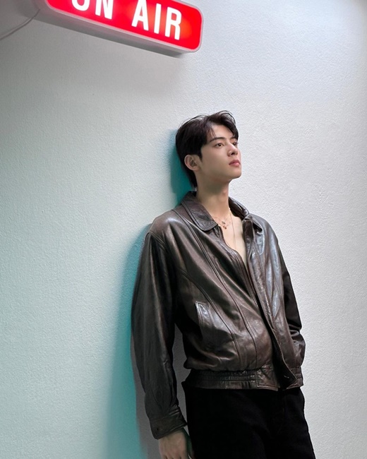 Group Astro member and actor Cha Eun-woo showed perfect visuals.On the 17th, Cha Eun-woo posted several photos without any comment.Cha Eun-woo is in a photo shoot wearing a green jacket and black leather pants. Cha Eun-woo, unbuttoning his jacket, catches his eye with a solid six-pack abs.Also, as a facial genius, it dissolves the hearts of fans with a deadly glance at a handsome beauty that can not be found as a defect.On the other hand, Cha Eun-woo appeared in the movie Decibel released on the 16th, and the Teabing original series Ireland is about to be released in December, and recently the new drama Lovely Dog has been confirmed.