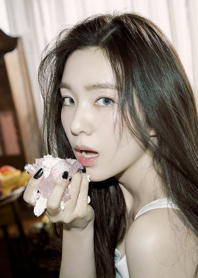 Teaser images of Red Velvet (Red Velvet) members Irene, Seulgi and Yeri were released.November 17th at 0:00 Red Velvet The teaser images of Irene, Seulgi and Yeri, released through various SNS accounts, captivated the audience with their fantastic visuals and cool yet kitsch charms of the three members who turned into a new album concept.This title song  ⁇  Birthday  ⁇  is a trap rhythm-based pop dance song that mixes George Gershwins  ⁇  Rhapsody In Blue  ⁇  (Rhapsody in Blue) with rhythmic drums and cool synth sounds. It brings all the wishes that you imagined to your birthday and adds to your expectations with an unforgettable day.