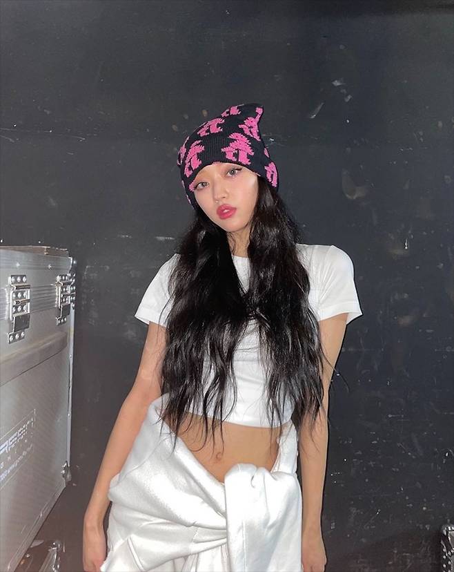 Group OH MY GIRL YooA shared a recent update.On the 16th, YooA posted a picture on his personal instagram.In the released photo, YooA is staring at the camera, showing off her famous Sodu. She wore a hip beanie on her head, and showed off her fashion sense with a cropped tee that reveals her belly button and a coat that wraps around her waist. In addition, her microfiber arms catch the eye.One of the netizens laughed, saying, Do not put your belly out! The weather is cold, but the belly is hot.YooA released a new song Selfish on the 14th and is actively active.