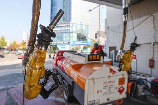 치솟는 경윳값
(서울=연합뉴스) 서대연 기자 = 경윳값이 급등하고 있는 가운데 이달 11일 오전 서울 시내 한 주유소에 주유기가 매달려 있다.
한국석유공사 유가정보포털 오피넷이 이날 발표한 주간국내유가동향 자료에 따르면 11월 2주 경유 주유소 판매가격은 전주 대비 12.8원 오른 L(리터)당 1884.5원으로 나타났다. 2022.11.11
dwise@yna.co.kr
(끝)
<저작권자(c) 연합뉴스, 무단 전재-재배포 금지>