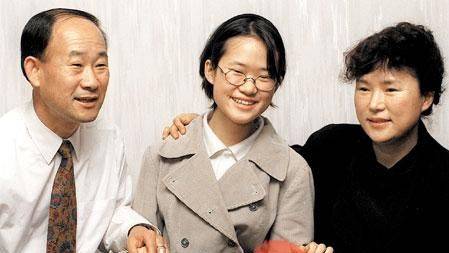 서울 한성과학고 3학년생이던 오승은양이 1998년 12월‘수능 만점’ 소식을 들은 후 부모님과 기뻐하는 모습. /조선일보 DB