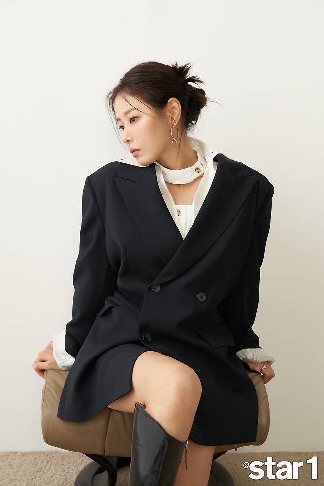 Actor Park Ha-na has shown tremendous passion and affection for acting.In this photo, Park Ha-na is full of graceful charm, perfectly digesting the chic yet feminine mood.Park Ha-na is currently meeting viewers at KBS2 Bride of Typhoon Eunseo Station.He is also known as a hard-working actor who is passionate about acting. I want to put a better picture, so Im bothering my boss a little bit. I keep being greedy and passionate, and my boss is rather dry.Lets go over now, he said, revealing a passion for acting.He is a prolific actor who has been running without a hiatus since his debut in 2012. Walkerholic Park Ha-na, who has been busy with his schedule every year, said, This is really fun. I want to postpone it for a lifetime.One time, Gentleman and Lady Ji Hyun-woo said, I think you will work for a really long time. So he said, I will die in the station. When asked if he had ever been tired of running without a break in his 10th year as an actor, he said, It was a bit of a slump until last year. I took on a lot of similar genres and characters, and I was tired of my acting.Why do I do the same thing every time?Park Ha-nas slump was a hit with KBS2 Gentleman and Girl, which set a record of 40% audience rating. I met some good works and got over it.I am grateful for the work that helped me to break a lot of my own limitations. Park Ha-na once again embodied the phrase audience rating check in the house theater through gentlemen and ladies. He became a global actress who received love from abroad and said, Comment language has become very diverse on SNS.I have a lot of foreign fans, and I have a fan in Sri Lanka. I am reading all the comments while I am translating. IMBC  ⁇  Photos of the Day