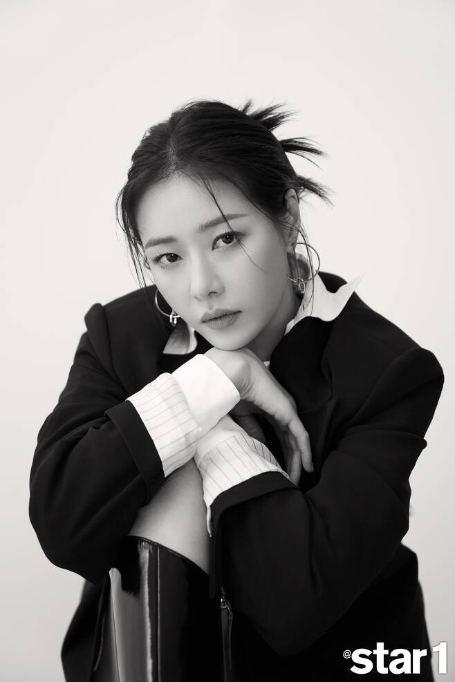 Actor Park Ha-na has shown tremendous passion and affection for acting.In this photo, Park Ha-na is full of graceful charm, perfectly digesting the chic yet feminine mood.Park Ha-na is currently meeting viewers at KBS2 Bride of Typhoon Eunseo Station.He is also known as a hard-working actor who is passionate about acting. I want to put a better picture, so Im bothering my boss a little bit. I keep being greedy and passionate, and my boss is rather dry.Lets go over now, he said, revealing a passion for acting.He is a prolific actor who has been running without a hiatus since his debut in 2012. Walkerholic Park Ha-na, who has been busy with his schedule every year, said, This is really fun. I want to postpone it for a lifetime.One time, Gentleman and Lady Ji Hyun-woo said, I think you will work for a really long time. So he said, I will die in the station. When asked if he had ever been tired of running without a break in his 10th year as an actor, he said, It was a bit of a slump until last year. I took on a lot of similar genres and characters, and I was tired of my acting.Why do I do the same thing every time?Park Ha-nas slump was a hit with KBS2 Gentleman and Girl, which set a record of 40% audience rating. I met some good works and got over it.I am grateful for the work that helped me to break a lot of my own limitations. Park Ha-na once again embodied the phrase audience rating check in the house theater through gentlemen and ladies. He became a global actress who received love from abroad and said, Comment language has become very diverse on SNS.I have a lot of foreign fans, and I have a fan in Sri Lanka. I am reading all the comments while I am translating. IMBC  ⁇  Photos of the Day