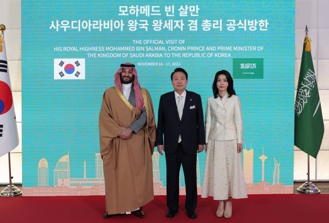 윤석열 대통령과 김건희 여사가 17일 서울 한남동 대통령 관저에서 열린 무함마드 빈 살만 사우디아라비아 왕세자 겸 총리와 회담에 앞서 기념촬영을 하고 있다. 대통령실 제공